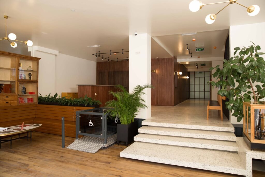 Entrance to the ReproART clinic featuring an accessible platform lift for people with disabilities, in a modern and welcoming environment for all patients.