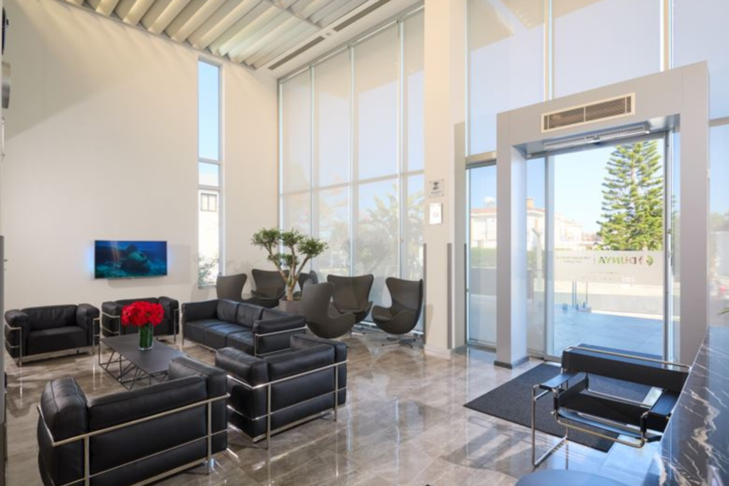 Modern and welcoming waiting area at Dünya IVF Clinic designed for patient comfort